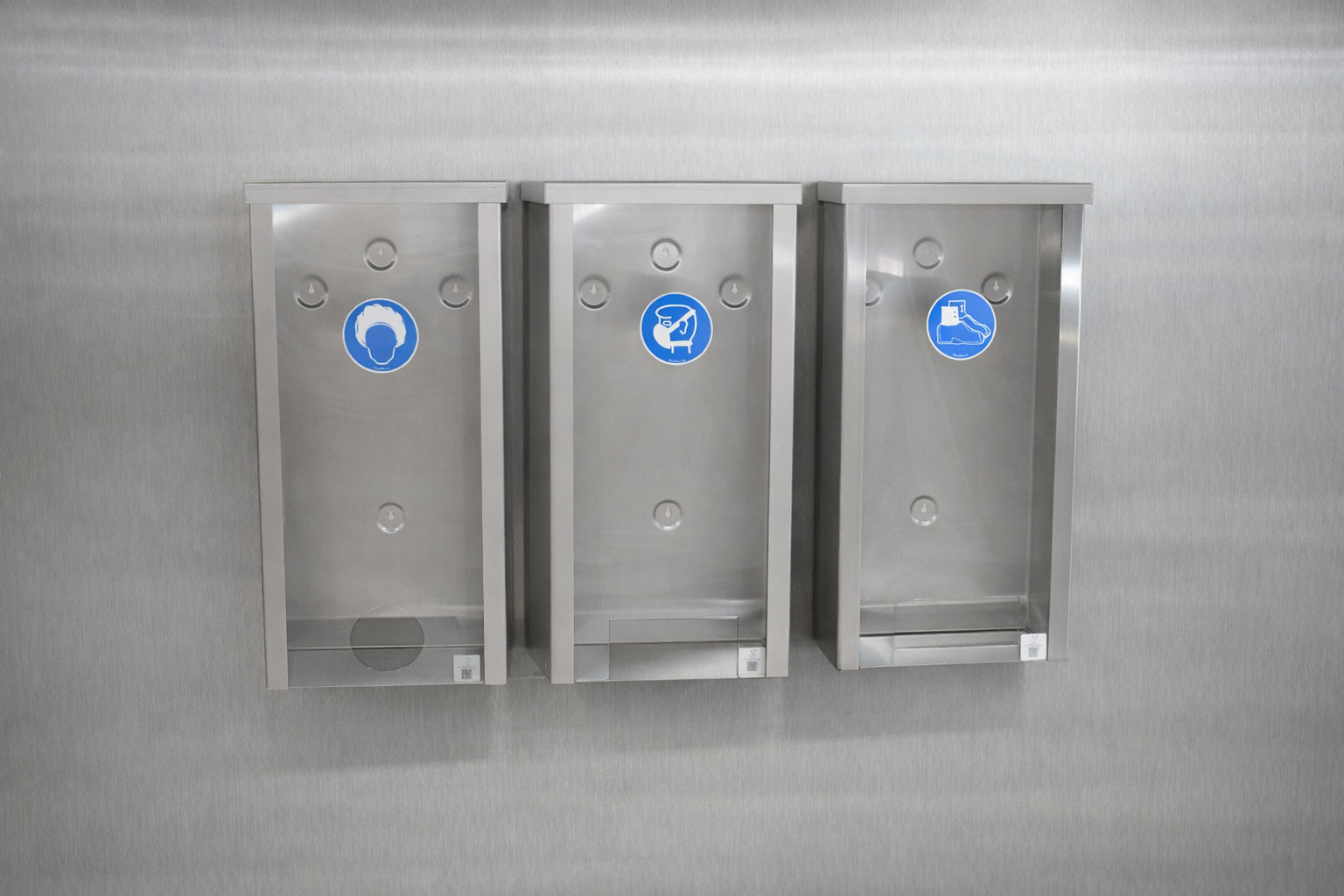 3 varianty výdejních otvorů u dávkovačů INOX 517 mm – vyberte správné řešení pro vaše PPE