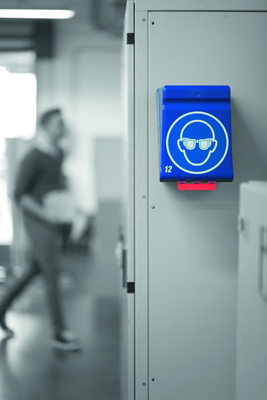 SecuBox Maxi 12 – ABS box na 12 párů ochranných brýlí BOZP, modré a transparentní provedení s piktogramem ochrany očí.
