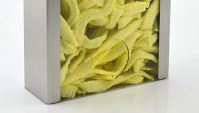 Detail dávkovače INOX s průhledným čelem naplněného jednorázovými čepicemi – zásoba je vidět na první pohled Detail dávkovače INOX s průhledným čelem naplněného jednorázovými čepicemi – zásoba je vidět na první pohled