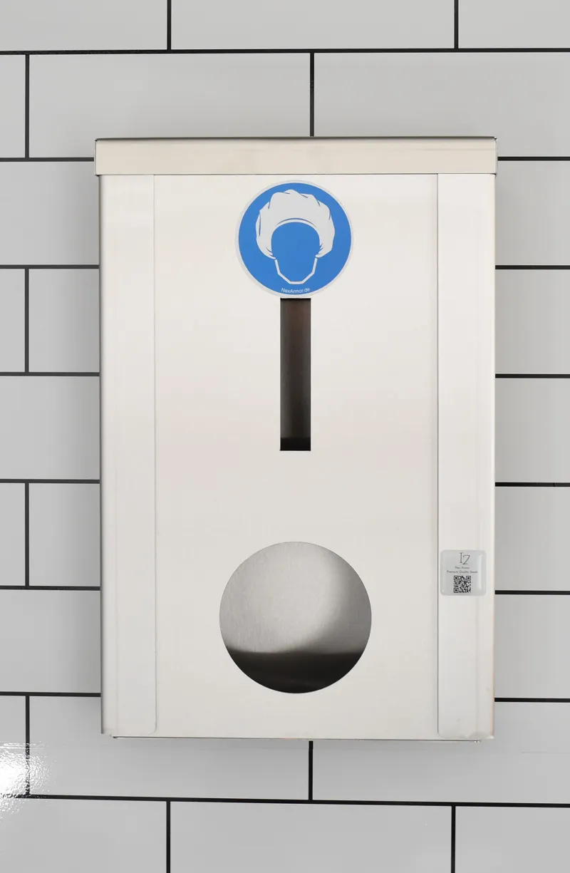 CapSafe INOX 392 – dávkovač na jednorázové čepice CapSafe INOX 392 – nerezový nástěnný dávkovač na jednorázové čepice s kruhovým otvorem