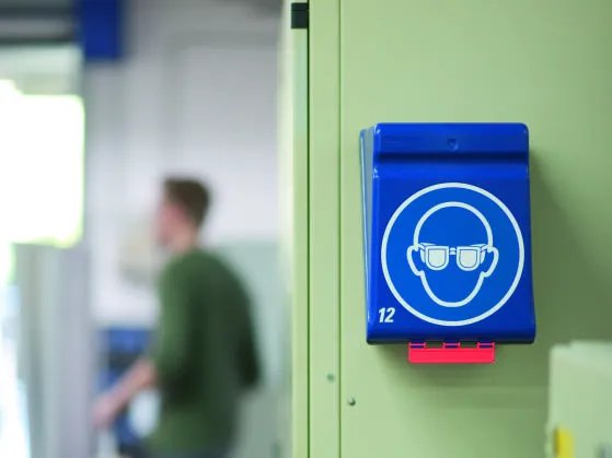 SecuBox Maxi 12 – zásobník pro 12 párů ochranných brýlí v jednom místě