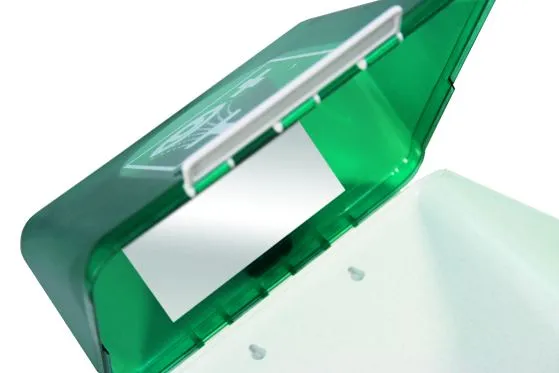 SecuBox Stanice na oči – zelený nástěnný zásobník na lahve pro výplach očí, otevřený, se zrcátkem